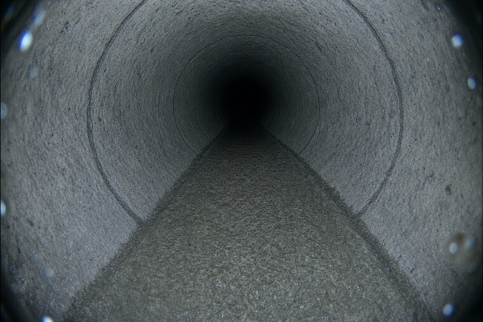 La même canalisation après hydrocurage : paroi en béton nue, écoulement dégagé