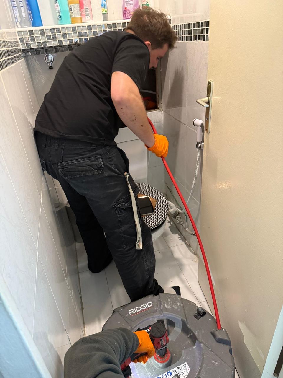 Débouchage au furet électrique d’une évacuation de douche dans une salle de bain