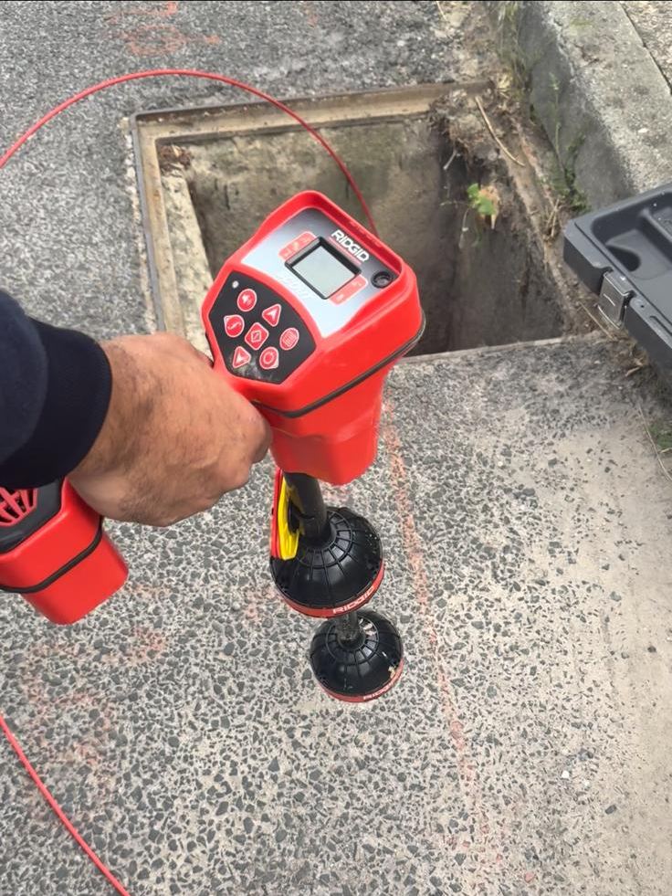 Furet électrique professionnel engagé dans un regard extérieur depuis la surface