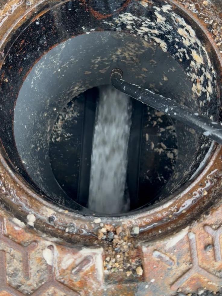 Passage du jet haute pression dans un regard de branchement, l’eau s’écoule à nouveau